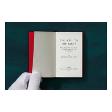 Load image into Gallery viewer, The Tarot of A. E. Waite and P. Colman Smith (English)
